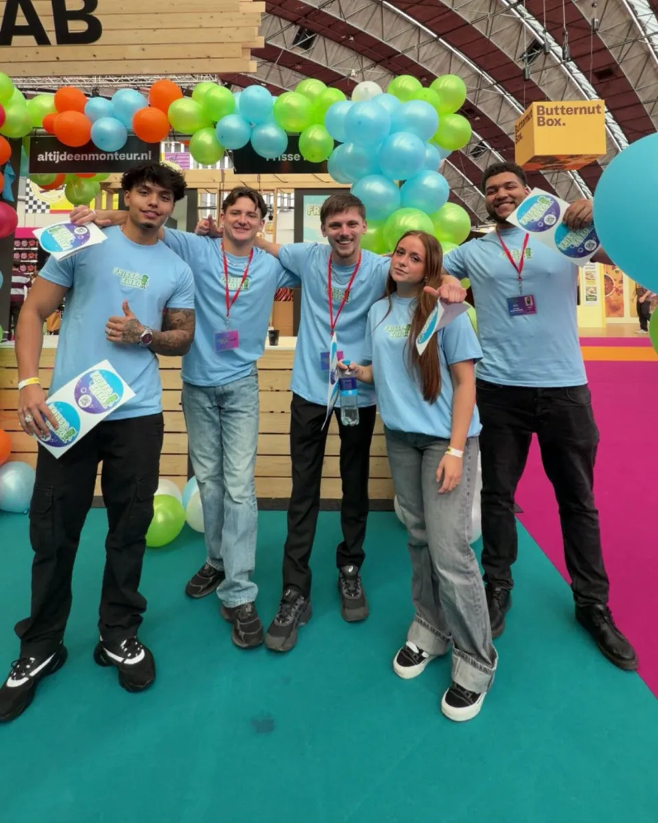Het team van Frisse Kliko bij de stand op de Huishoudbeurs.